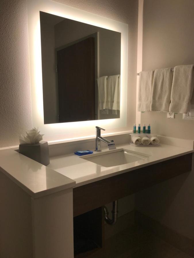 Express & Southwest Galleria Area By Ihg Hotel Houston